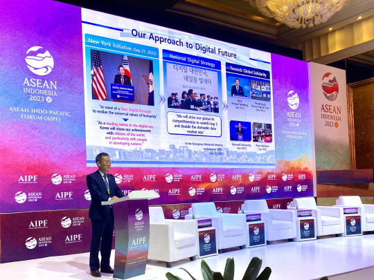 이종호 과기정통부 장관이 아세안 국가들에 한국의 디지털 전략을 소개하고 디지털 혁신 생태계 구현에 함께 협력하자고 제안했다. 이 장관이 7일 열린 아세안 인도태평양 포럼에서 기조연설을 하고 있다. 과기정통부 제공